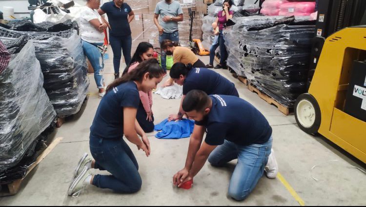 Señal verde indicando ubicación de equipo de primeros auxilios
